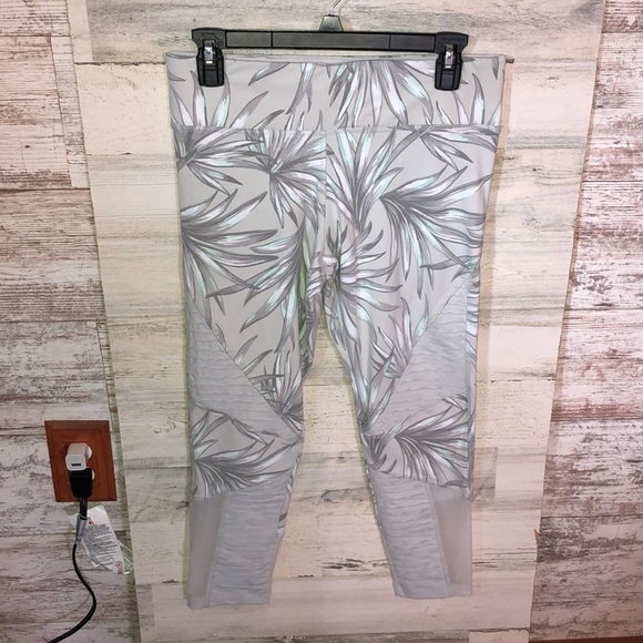 PINK Victoria's Secret Pants - Pink victoria's Secret ultimate floral leaf leggings capri ankle pants medium​​​